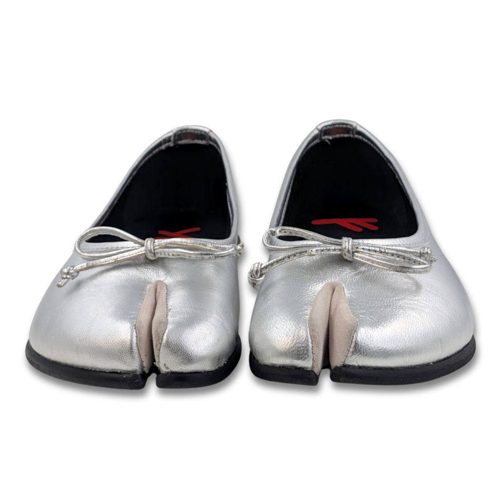 YU BE Silver Leather Pump
